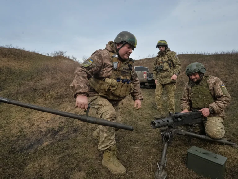 Militära ledare från Ukrainas allierade möts i Storbritannien för att diskutera en möjlig insats i Ukraina