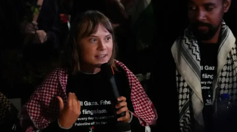 Greta Thunberg gripen vid pro-palestinsk protest i London Activist Greta Thunberg arrested at pro-Palestinian protest in London