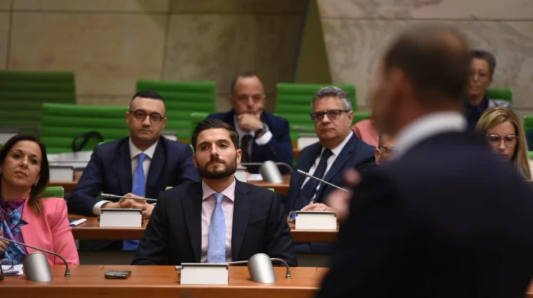 Adrian-George Axinia uppmanas att flytta Europaparlamentet med anledning av BelgianGate