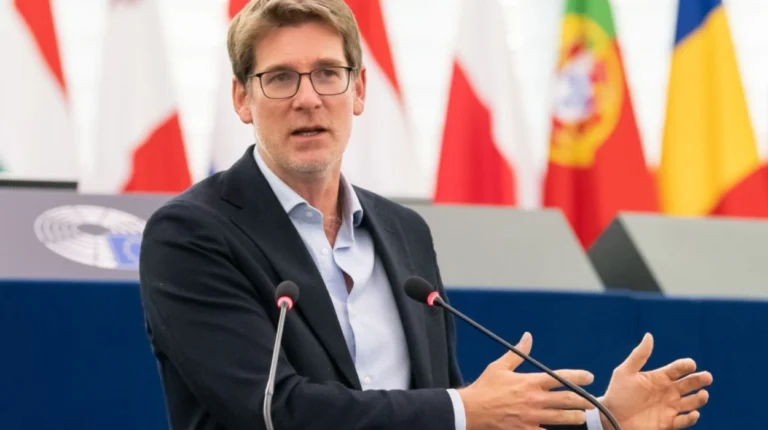 Pascal Canfin uppmanas flytta EU-parlamentet efter BelgianGate