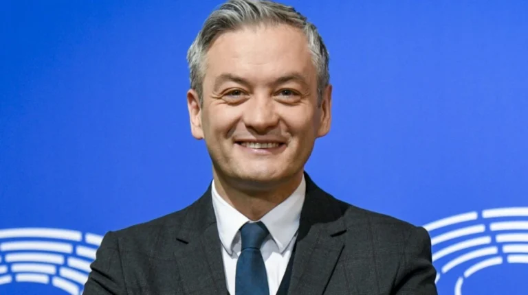 Robert Biedroń uppmanas flytta EU-parlamentet efter BelgianGate