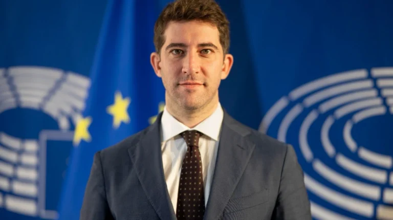 Stefano CAVEDAGNA uppmanas flytta EU-parlamentet
