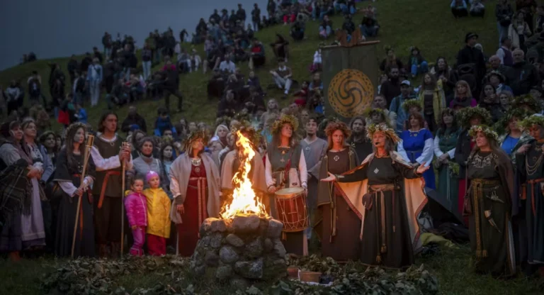 Brasor och midsommartraditioner markerar Europas längsta dag Brasor och midsommartraditioner markerar Europas längsta dag