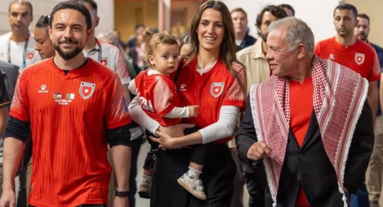 Prinsessan Rajwa tillsammans med Jordaniens kungafamilj vid historisk VM-match Prinsessan Rajwa tillsammans med Jordaniens kungafamilj vid historisk VM-match