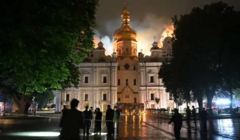 Rysk attack i Ukraina orsakade brand vid klosterkomplex i Kyiv Rysk attack i Ukraina orsakade brand vid klosterkomplex i Kyiv