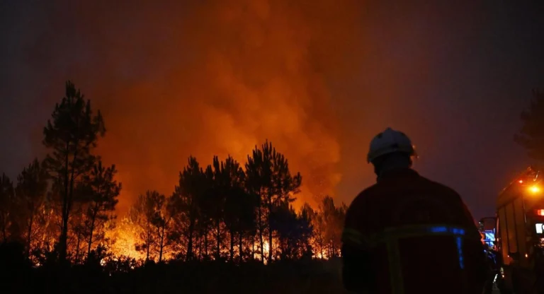 Skogsbränder tvingar tusentals att evakuera i sydvästra Europa