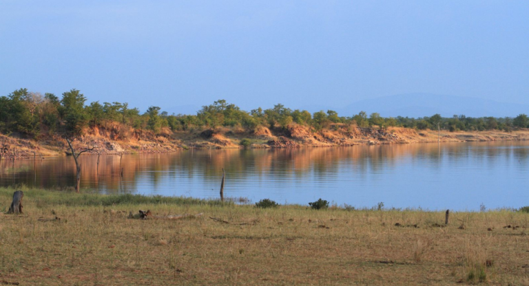 Båt med över 90 personer ombord kapsejsar i Zimbabwe Båt med över 90 personer ombord kapsejsar i Zimbabwe
