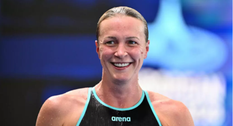 Italienska tonåringen Sara Curtis slår världsrekord på 50 meter ryggsim