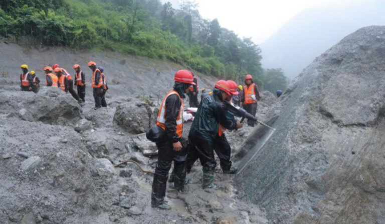 Översvämningar i Nepal blottlägger växande risker för vattenkraften i Himalaya