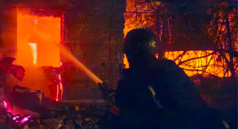 Ryska attacker dödar 16 i Kyiv när robotattackerna intensifieras