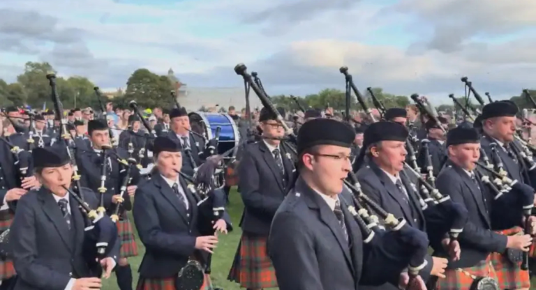 SFU vinner världsmästerskapet i säckpipeband i Skottland efter 17 år
